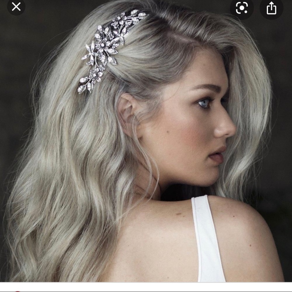 Olivia the Wolf Lara Bridal Comb